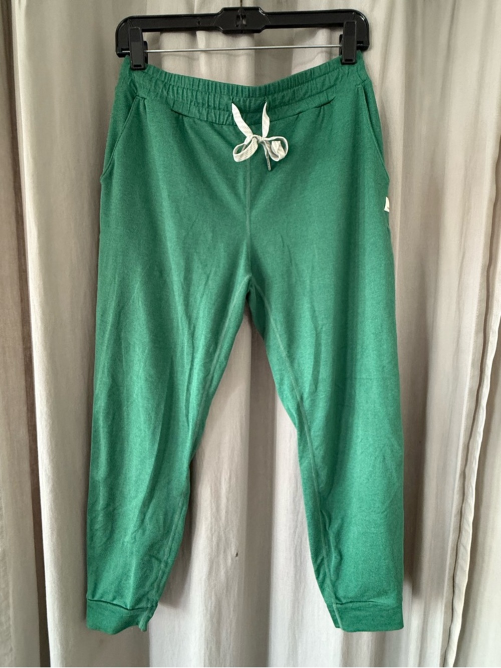 Vuori Joggers, green color (cactus), size small.